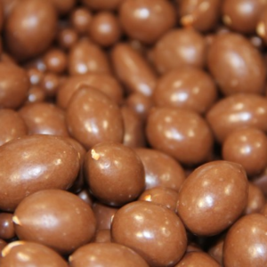 Amandes torréfiées enrobées de chocolat au lait